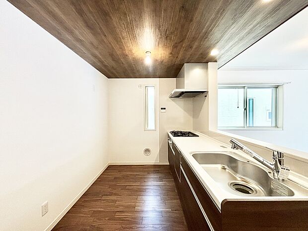 爽やかな風が通り抜けるキッチン。窓があるので明るく換気にも役立ちます。