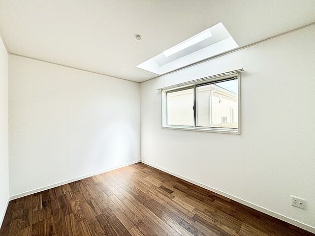 トップライトのついた洋室。自然の光を取り入れて明るく過ごせます。