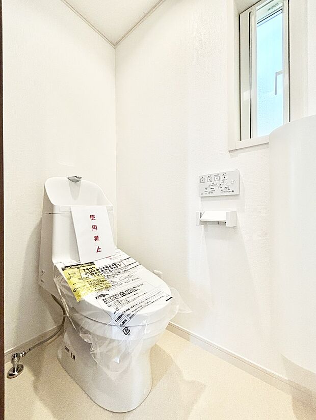 換気用小窓があり、明るく清潔な空間です。