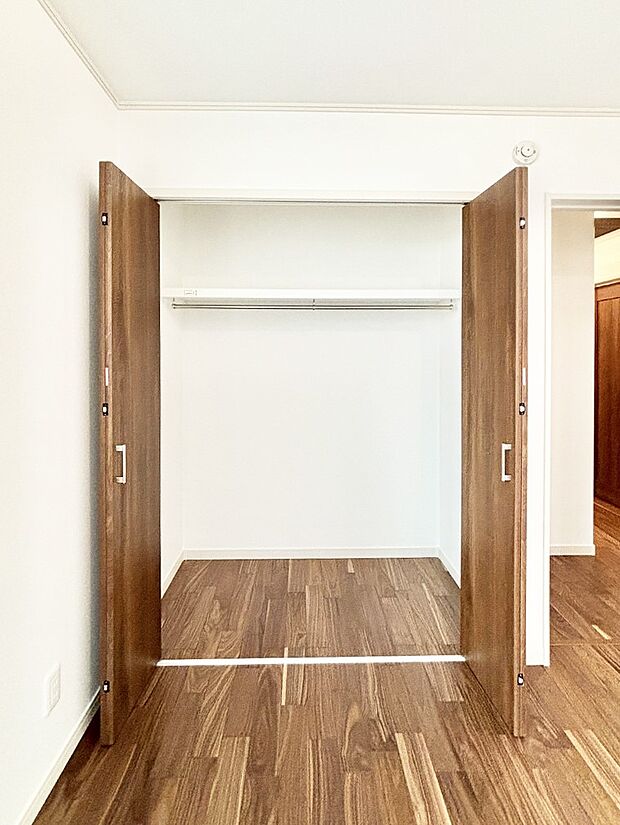 洋室のクローゼット。奥行きがあるので厚手の衣類もすっきり収まります。