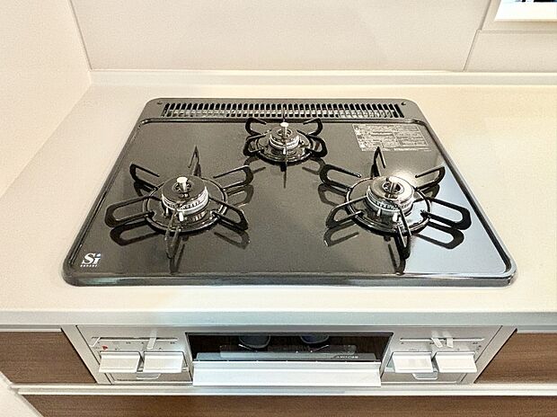 ガスコンロはSiセンサー搭載。火力調節や焦げ付き・消し忘れも防いでくれます。