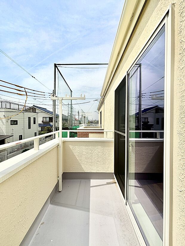 ゆったりバルコニーだから沢山お洗濯ものを干せます。