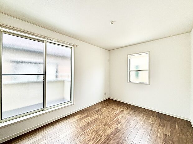 明るいバルコニーサイドに洋室を設置。目覚めの良い寝室に。