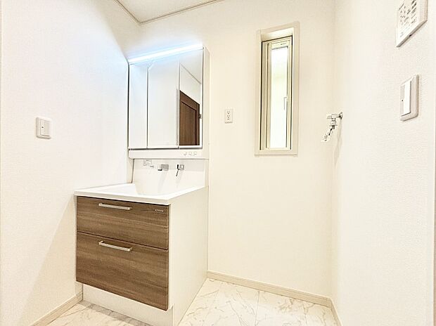 窓のある明るいランドリースペース