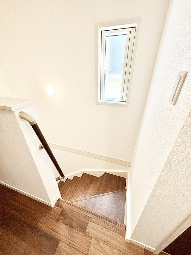 安全性を考慮し階段には手すりを設置しています