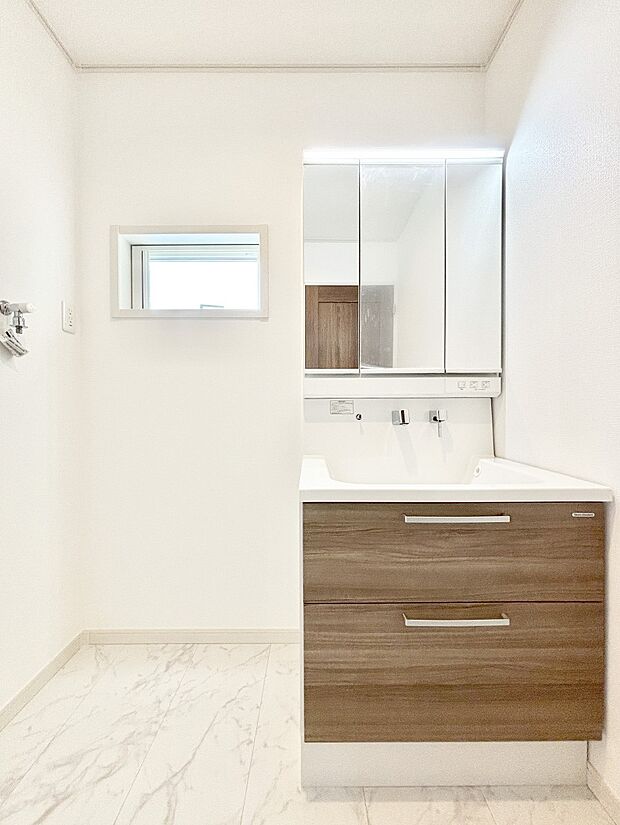 明るい洗面所は毎朝の身支度も楽しくできちゃいそうです。