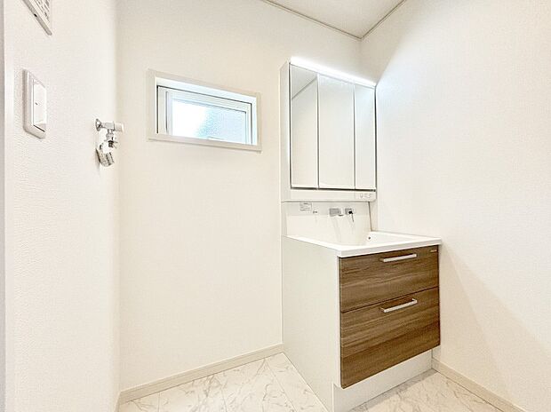 清潔感のある快適空間です。毎日の身支度も気持ち良くお使い頂けます。