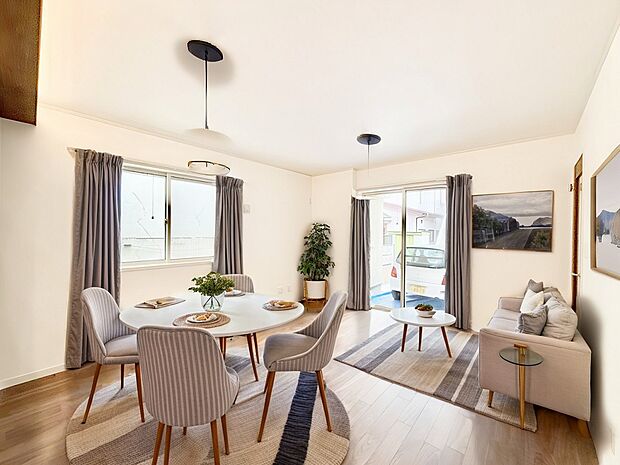 ご家族の賑やかな話し声で包まれる明るいリビング ※家具はCGです