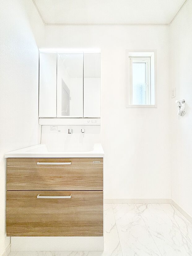 三面鏡が嬉しい洗面化粧台です。