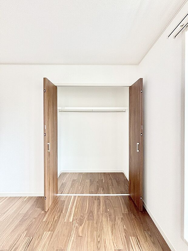 洋室のクローゼット。奥行きがあるので厚手の衣類もすっきり収まります。