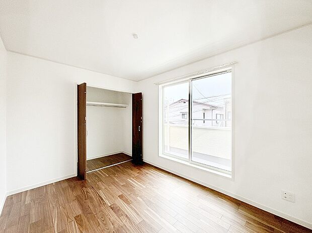 窓からのやさしい光が心地よいプライベートルーム