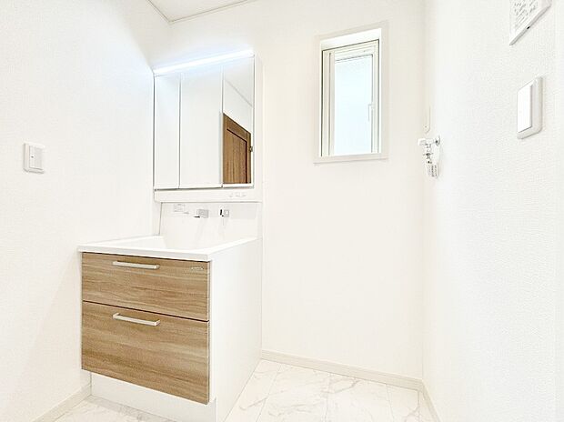 清潔感のある快適空間です。毎日の身支度も気持ち良くお使い頂けます。