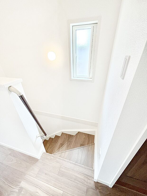 安全性を考慮し階段には手すりを設置しています