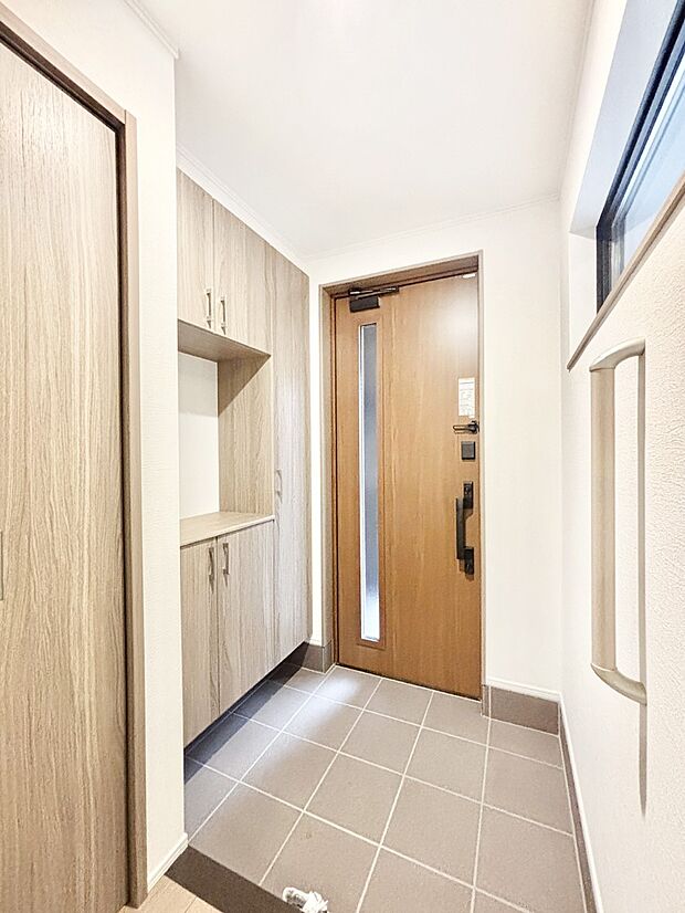 ガラススリットの入った玄関ドアが室内に光を届けてくれます