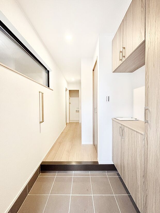 下駄箱はご家族の写真や季節のインテリアで飾り棚として演出できます