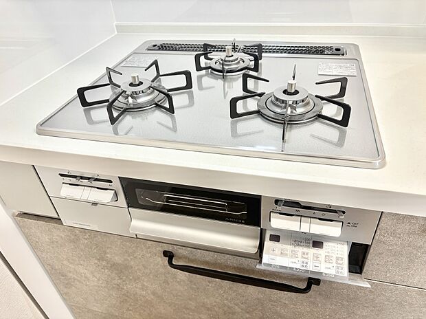 ガスコンロはSiセンサー搭載。火力調節や焦げ付き・消し忘れも防いでくれます。
