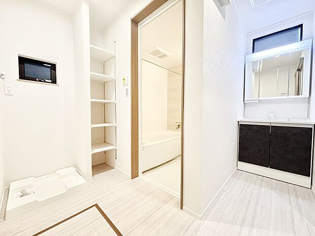 物がたくさん集まる洗面所にうれしい収納棚付きです。  