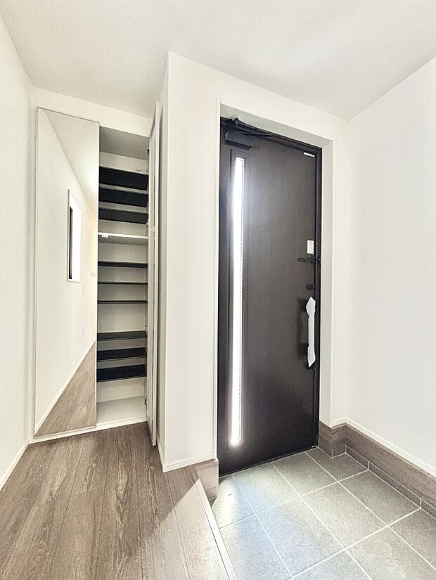 ガラススリットの入った玄関ドアが室内に光を届けてくれます