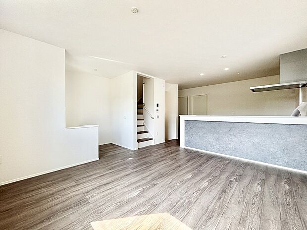 リビング学習や在宅ワークにも使えるスタディカウンター付きのリビング。