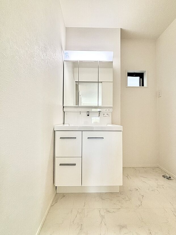 大きく見やすい三面鏡で清潔感ある洗面台は、身だしなみチェックや肌のお手入れにおすすめです。