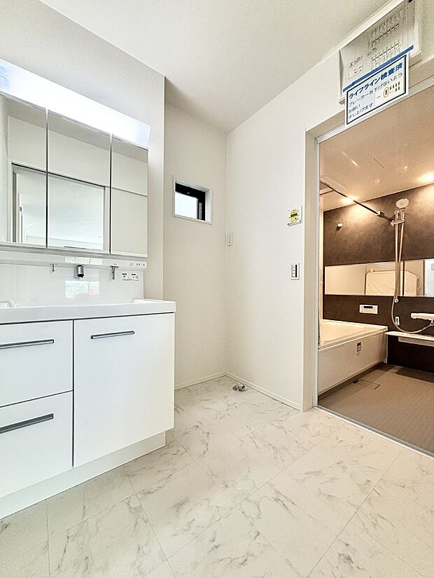 小窓がついているので湿気の多い場所でも換気が十分行えます。毎日の身支度を気持ち良く!