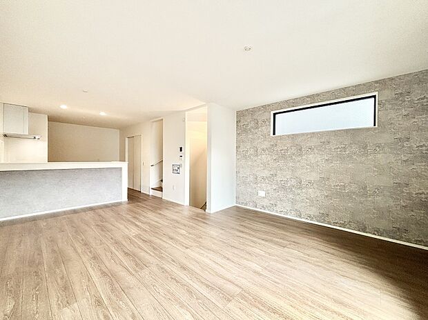 アクセントクロスがお洒落なリビング。家族でのんびりくつろげる広々スペース。