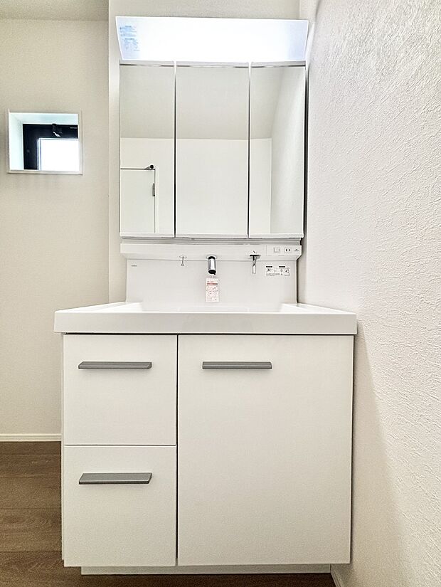 大きく見やすい三面鏡で清潔感ある洗面台は、身だしなみチェックや肌のお手入れにおすすめです。