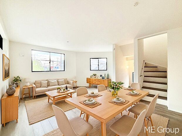 プライバシーも守れる2階リビングは明るく開放感たっぷり! ※家具はCGです