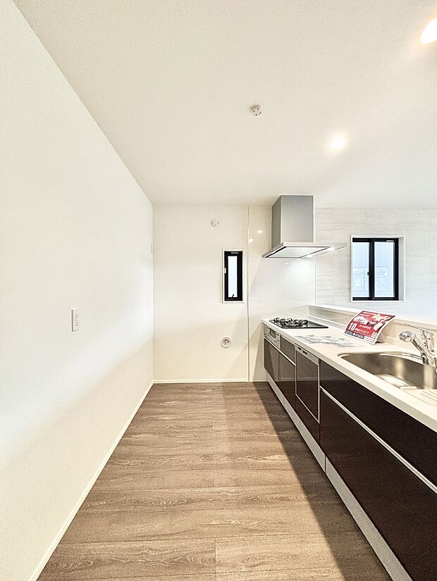 爽やかな風が通り抜けるキッチン。窓があるので明るく換気にも役立ちます。