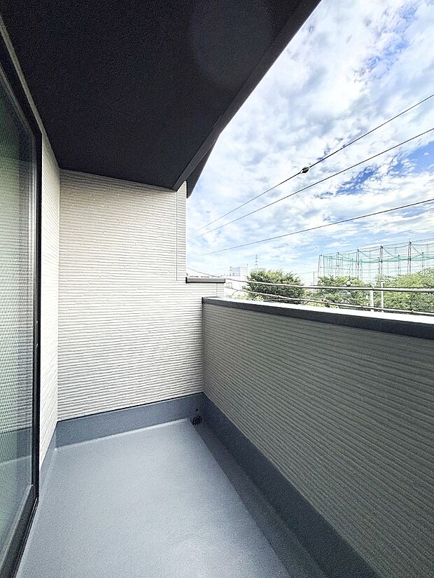 ゆったりバルコニーだから沢山お洗濯ものを干せます。