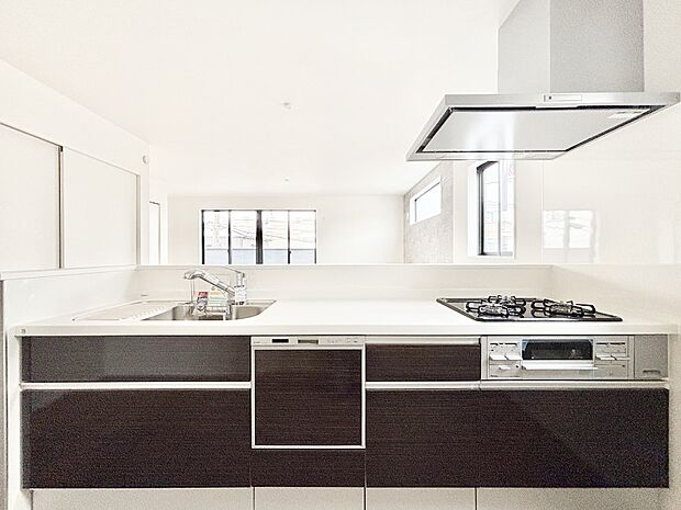 システムキッチンはシンプルでスッキリした飽きの来ないデザインなので永く使えそう!