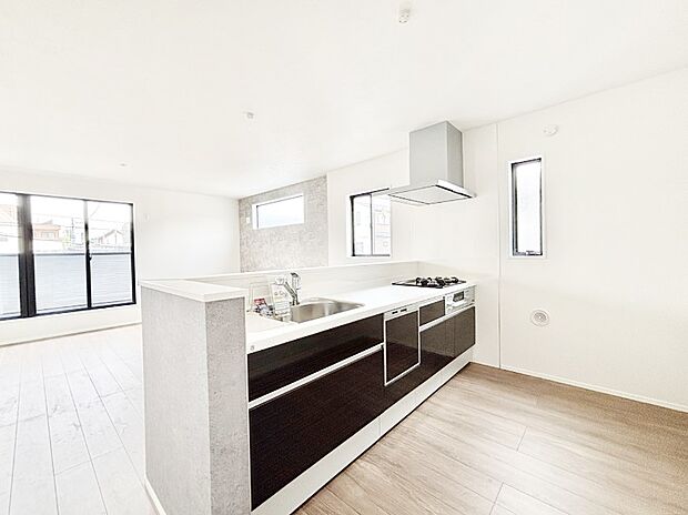 ご家族の会話弾む対面キッチン。お料理中のパパママもご家族と過ごす時間が増えそう!