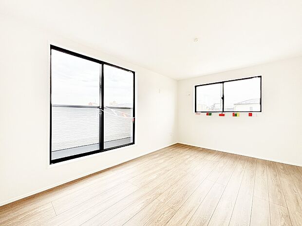 バルコニーからたっぷり入ってくる陽光がお部屋全体を優しく包み込みます!