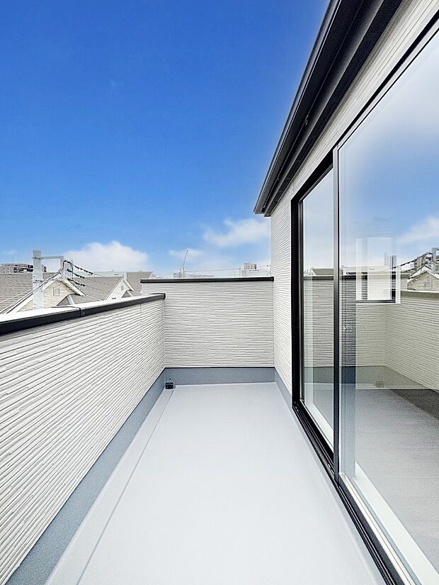 暖かな陽光が降り注ぐバルコニーはお洗濯におすすめ。爽やかな風も心地よいです。