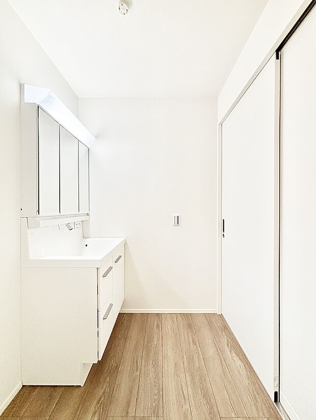 清潔感のある快適空間です。毎日の身支度も気持ち良くお使い頂けます。