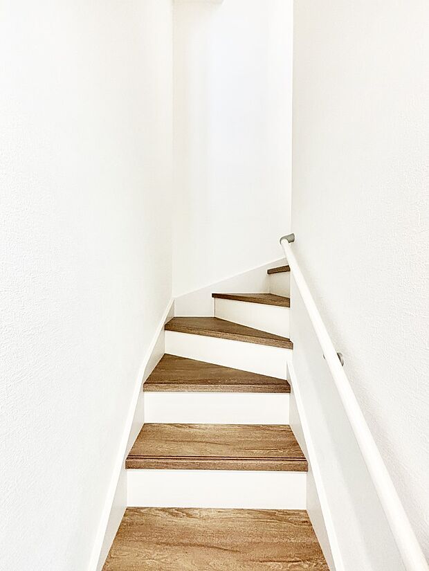 小さなお子様やご年配の方に嬉しい配慮!階段には手摺付きです。