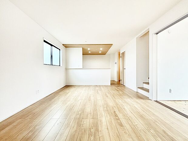 ご家族の賑やかな話し声で包まれる明るいリビング。   