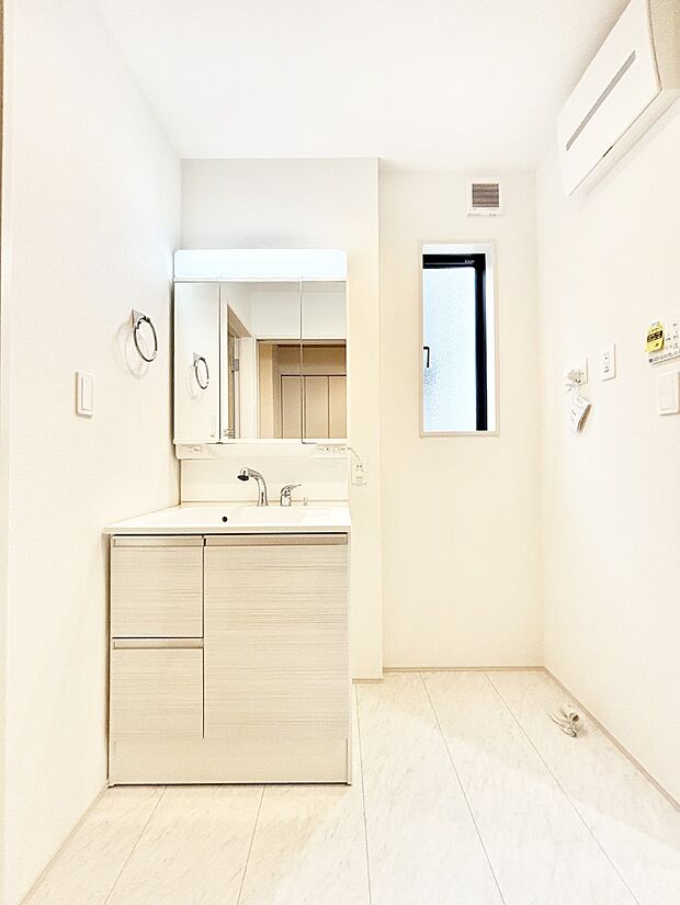 収納力と機能性に優れたお手入れラクラク洗面化粧台！  