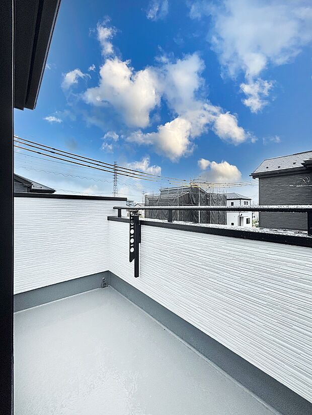 広々バルコニーでお洗濯物が気持ちよく乾きます。  
