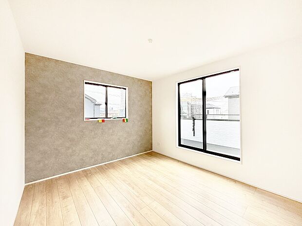 バルコニーが開放感をプラスしてくれる洋室。  