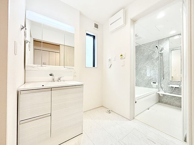 身支度もスムーズにおこなえる脱衣場。  