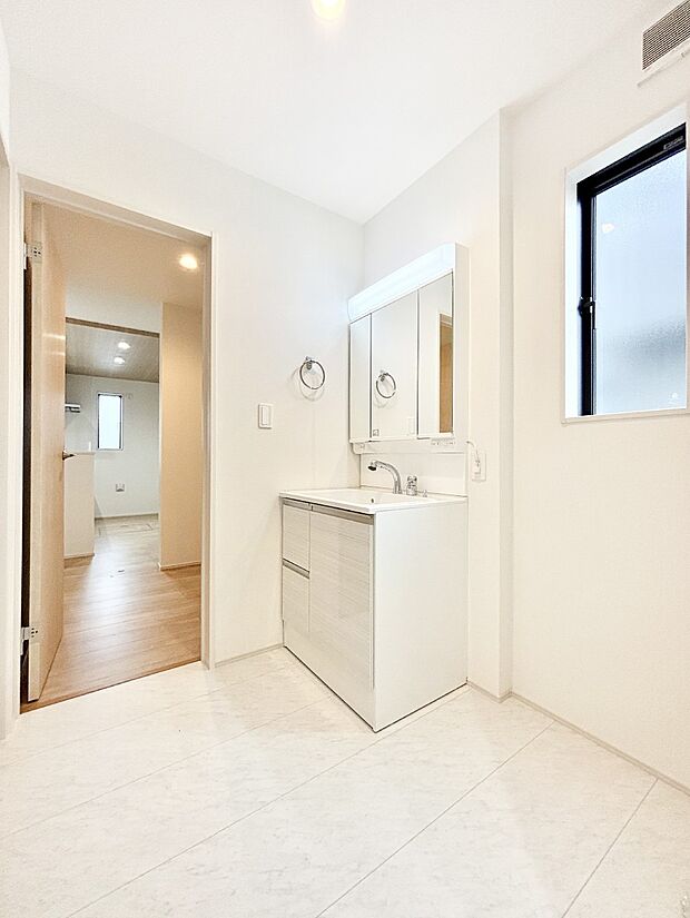 明るい洗面所は毎朝の身支度も楽しくできちゃいそうです。    