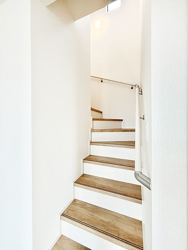 階段には手すりがあり、小さなお子様やお年寄りの方にも安心です。