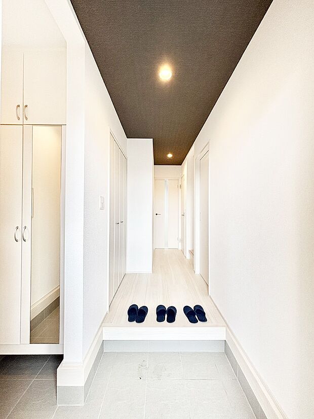 いつもきれいにしておきたい玄関ですね。