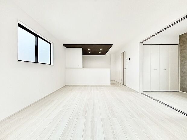 ご家族の賑やかな話し声で包まれる明るいリビング。   