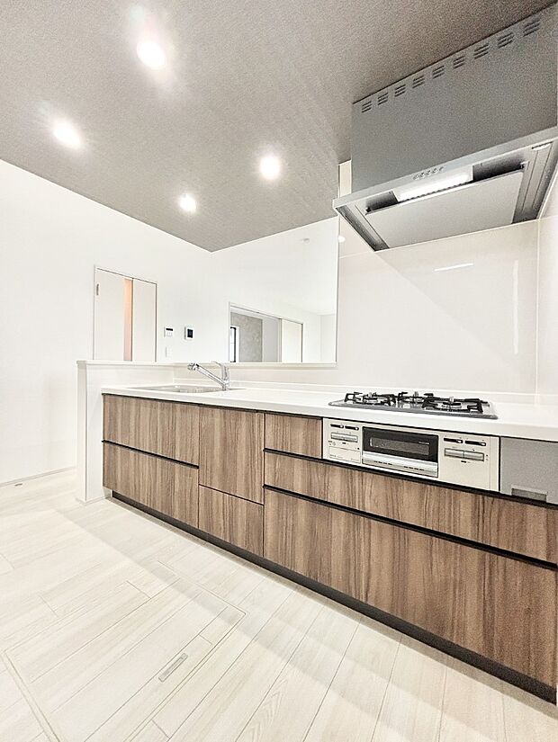 リビングで遊ぶお子様を見守りながらお料理ができる対面キッチン。