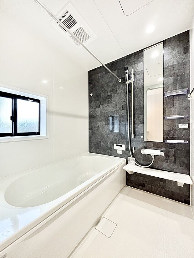 落ち着いた色合いの壁面、ゆっくりゆったり寛げるバスルーム。