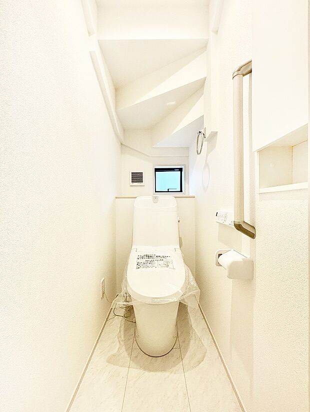 明るく清潔感のあるトイレです。  