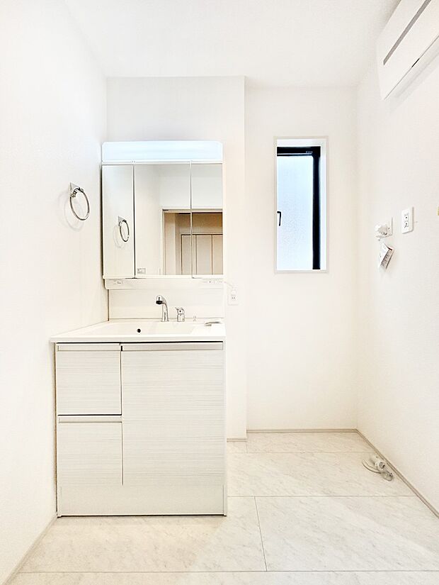 収納力と機能性に優れたお手入れラクラク洗面化粧台！  