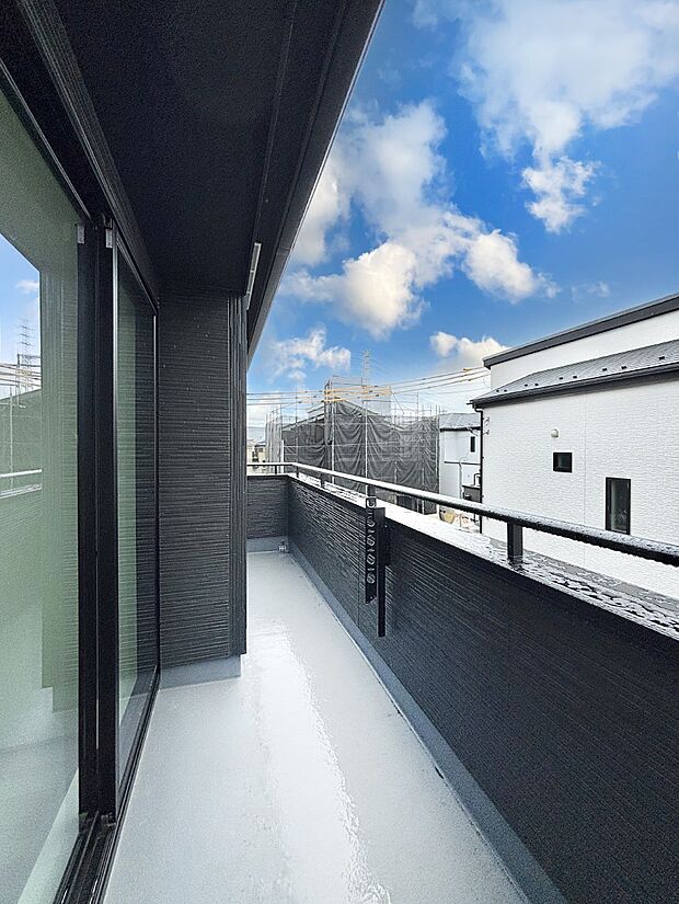 広々バルコニーでお洗濯物が気持ちよく乾きます。